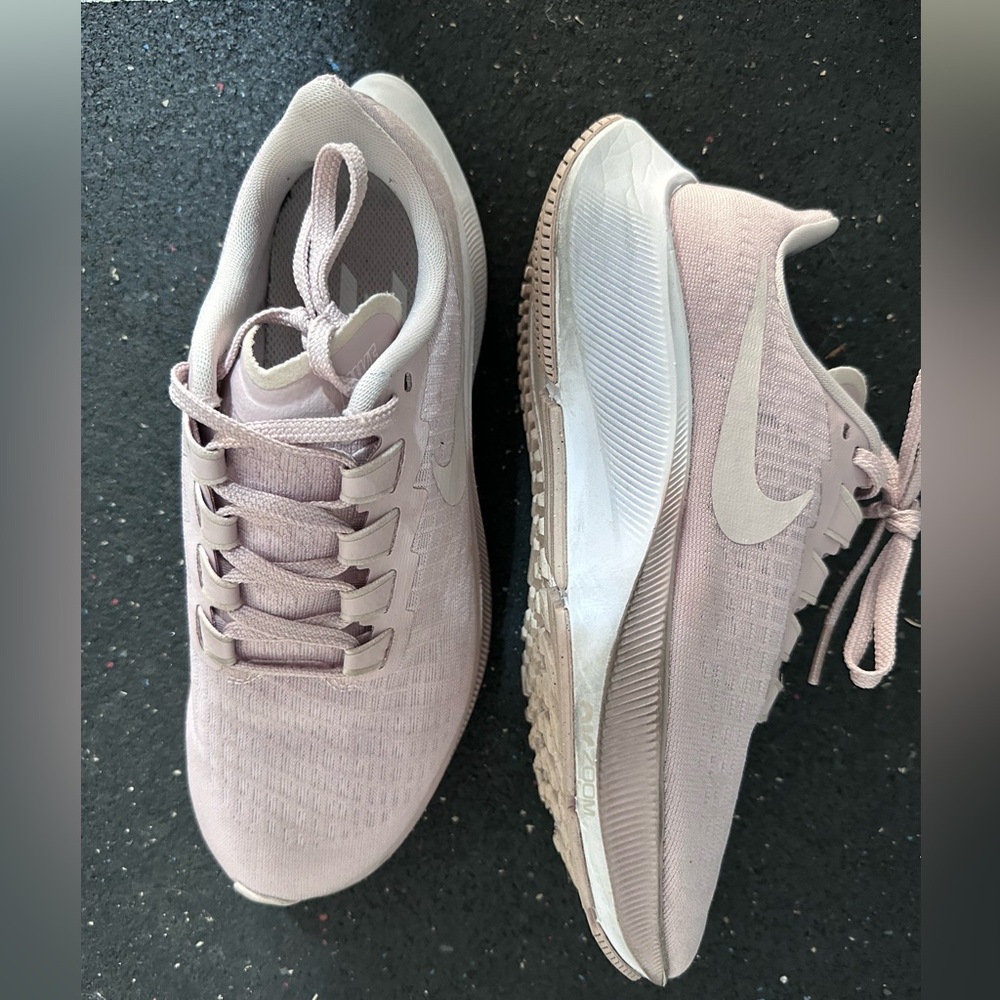 Nike Zoom Women's Light Pink Sneakers - Size 7
